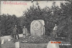 Korpele. Kamień  upamiętniający miejsce, w którym szczycieńska landwehra w dniu 28 lipca  1870 r. wyruszająca na wojnę z Francją otrzymała błogosławieństwo